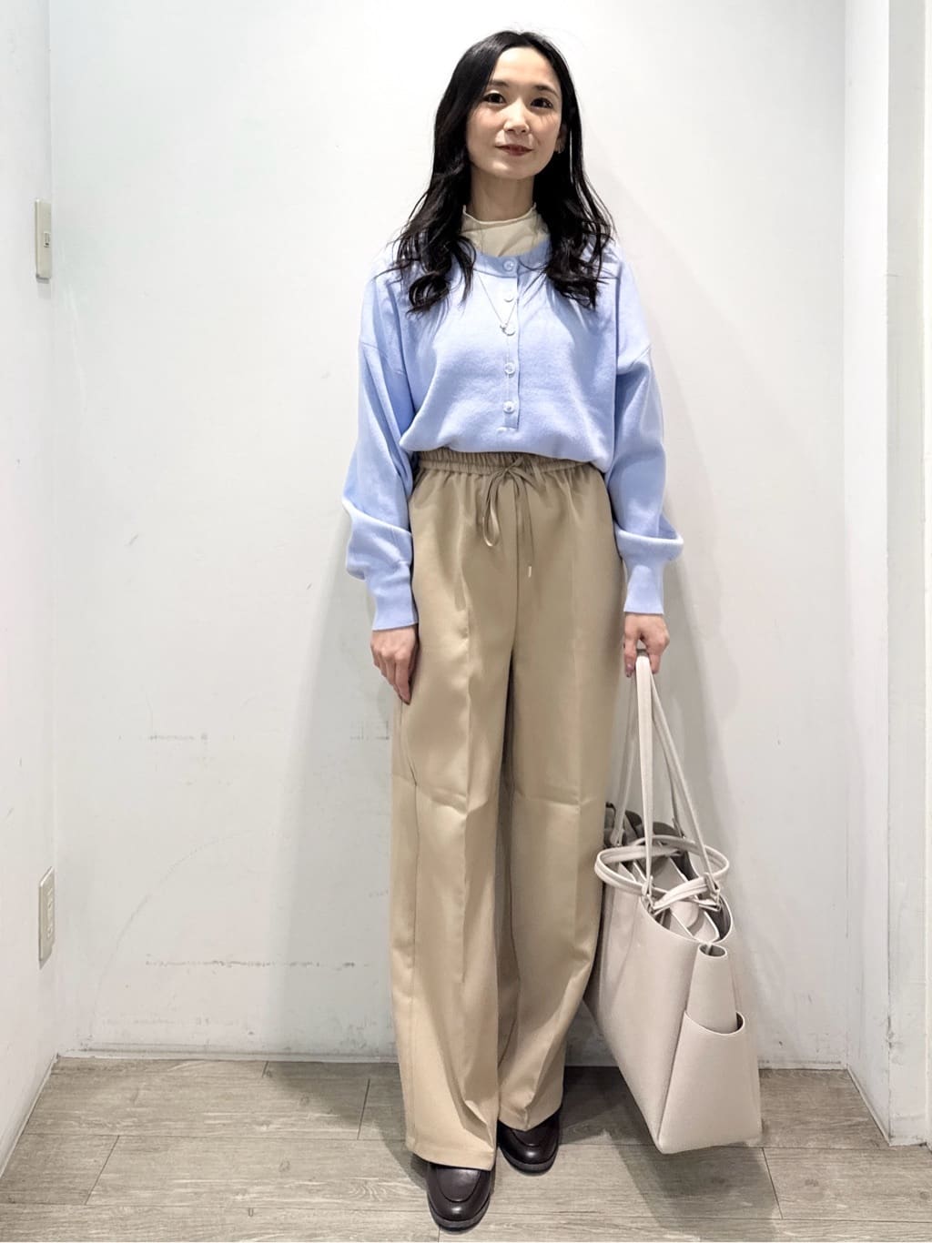 yuicciさんの「OPAQUE.CLIP｜シアーハイネックトップス【洗濯機OK】」を使ったコーディネート
