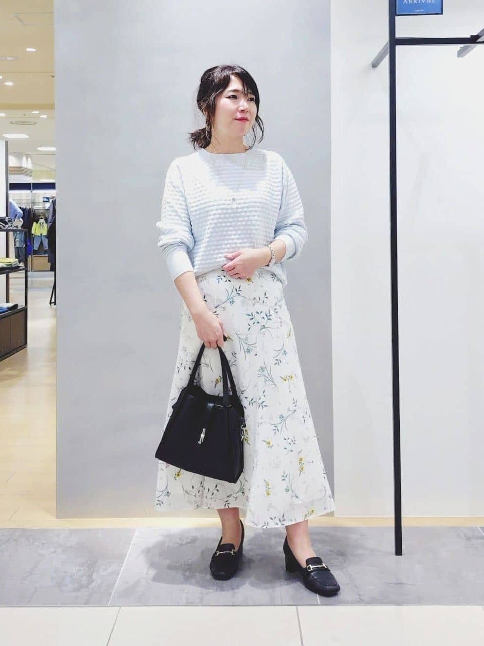 TOMOMIさんの「INDIVI｜【SETUP可能】モダンフラワー柄フレアスカート」を使ったコーディネート