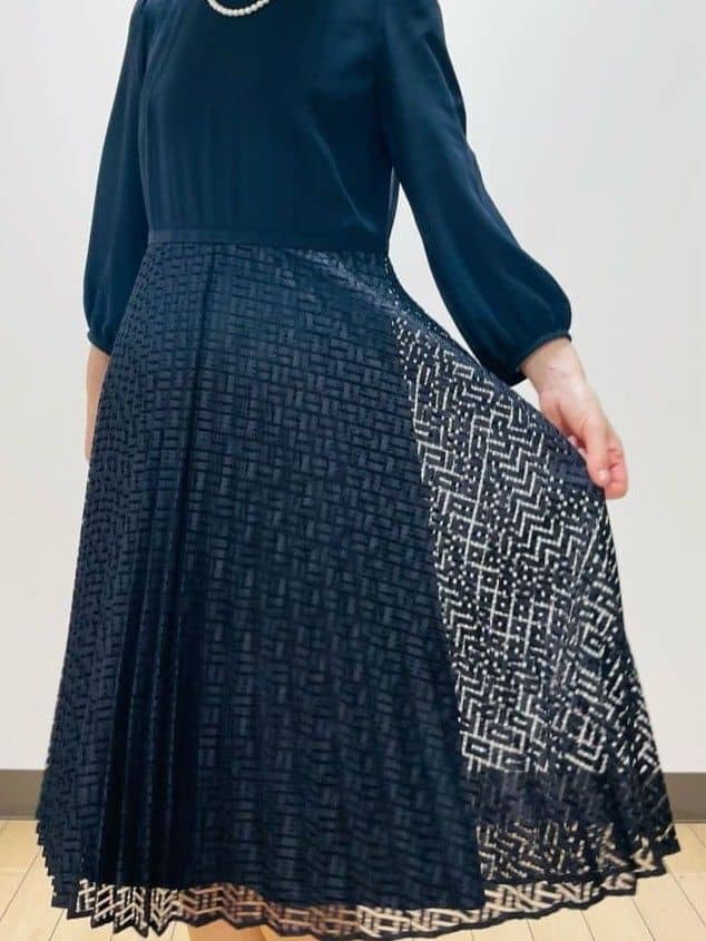 Riiさんの「Reflect｜【SS-4Lサイズ】シフォン&times;幾何柄レースプリーツワンピース」を使ったコーディネート