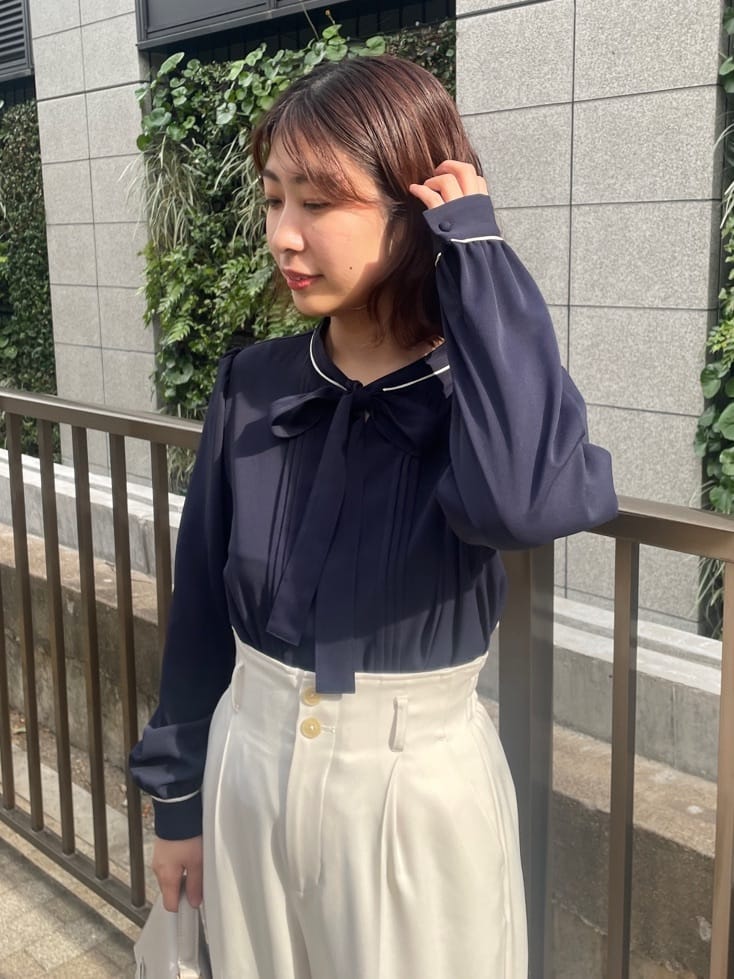 abeさんの「Couture brooch｜【ハレの日・通勤】配色タックタイブラウス」を使ったコーディネート