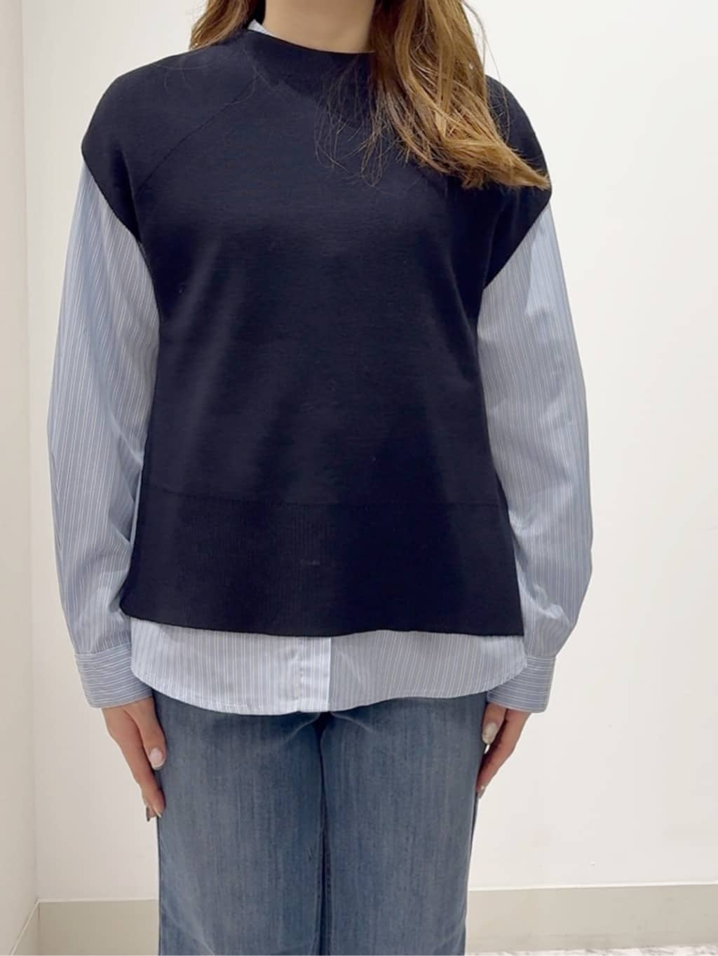 しかっちさんの「grove｜【2点SET】一枚でコーデが決まる！ニットベスト&times;シャツSET」を使ったコーディネート