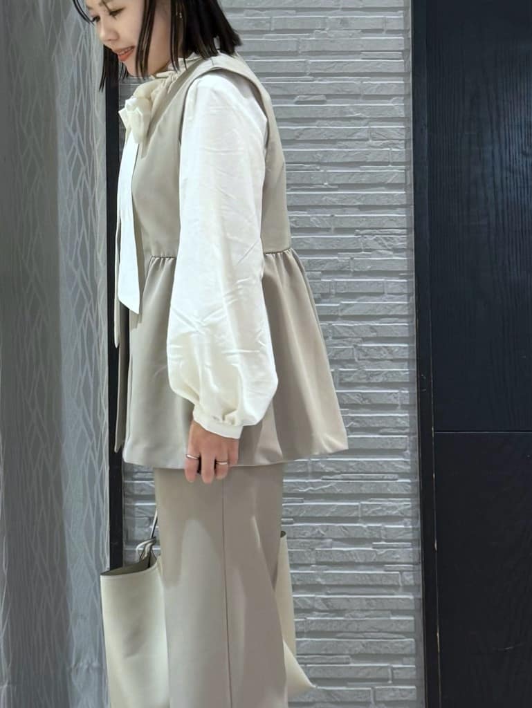 chさんの「THE SHOP TK｜【通勤・きちんと見えに】ダブルクロス ペプラムジレ/セットアップ可」を使ったコーディネート
