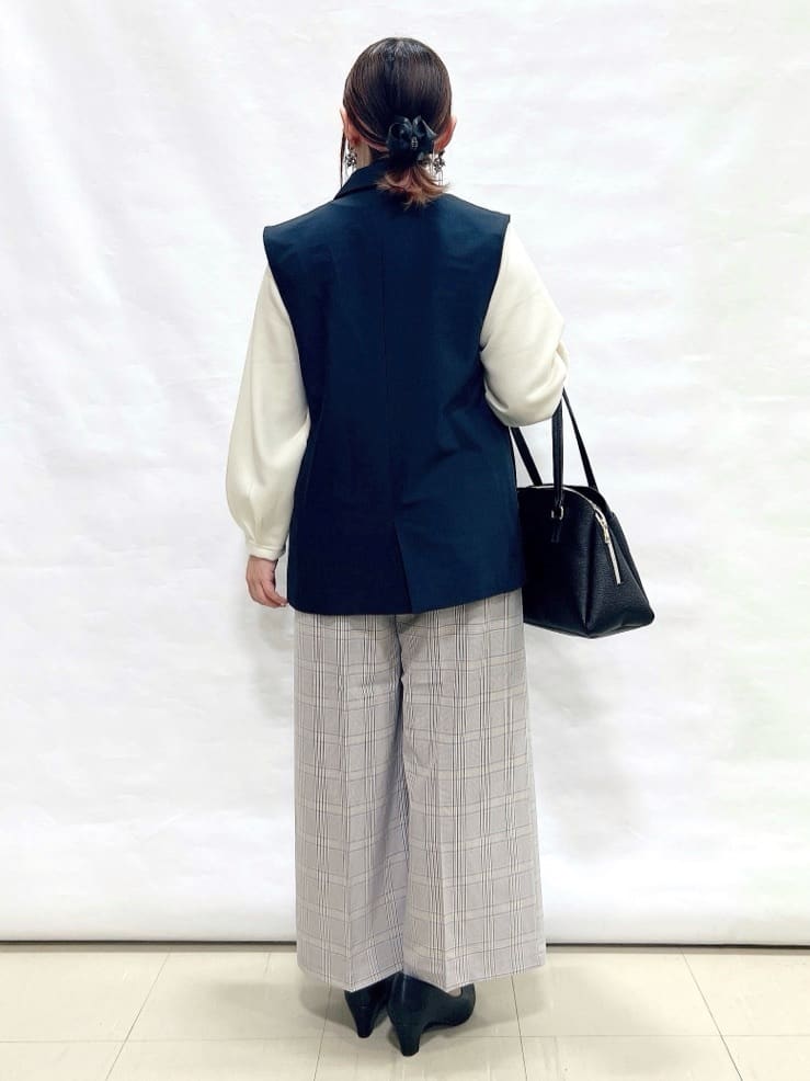 YUIさんの「SHOO･LA･RUE｜【セットアップ可/S-LL/なめらかタッチ】上品見え フェイクパール付きペプラムトップス」を使ったコーディネート