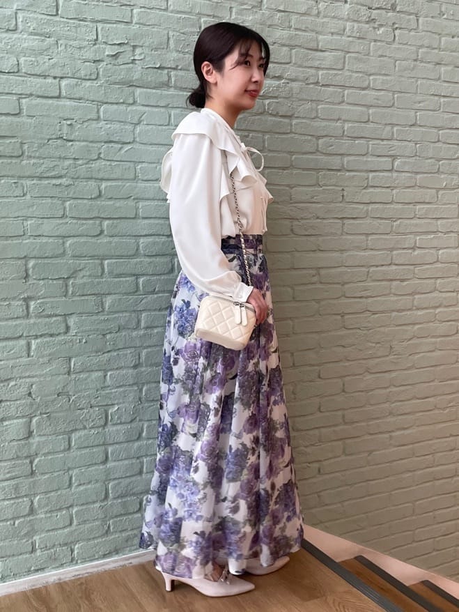abeさんの「Couture brooch｜【洗える・リボン取り外し可】フリルジョーゼットブラウス」を使ったコーディネート
