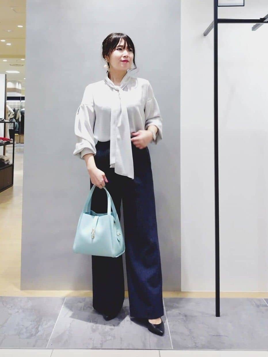 TOMOMIさんの「INDIVI｜【合皮／ミドルサイズ】春カラーフォルムバッグ」を使ったコーディネート