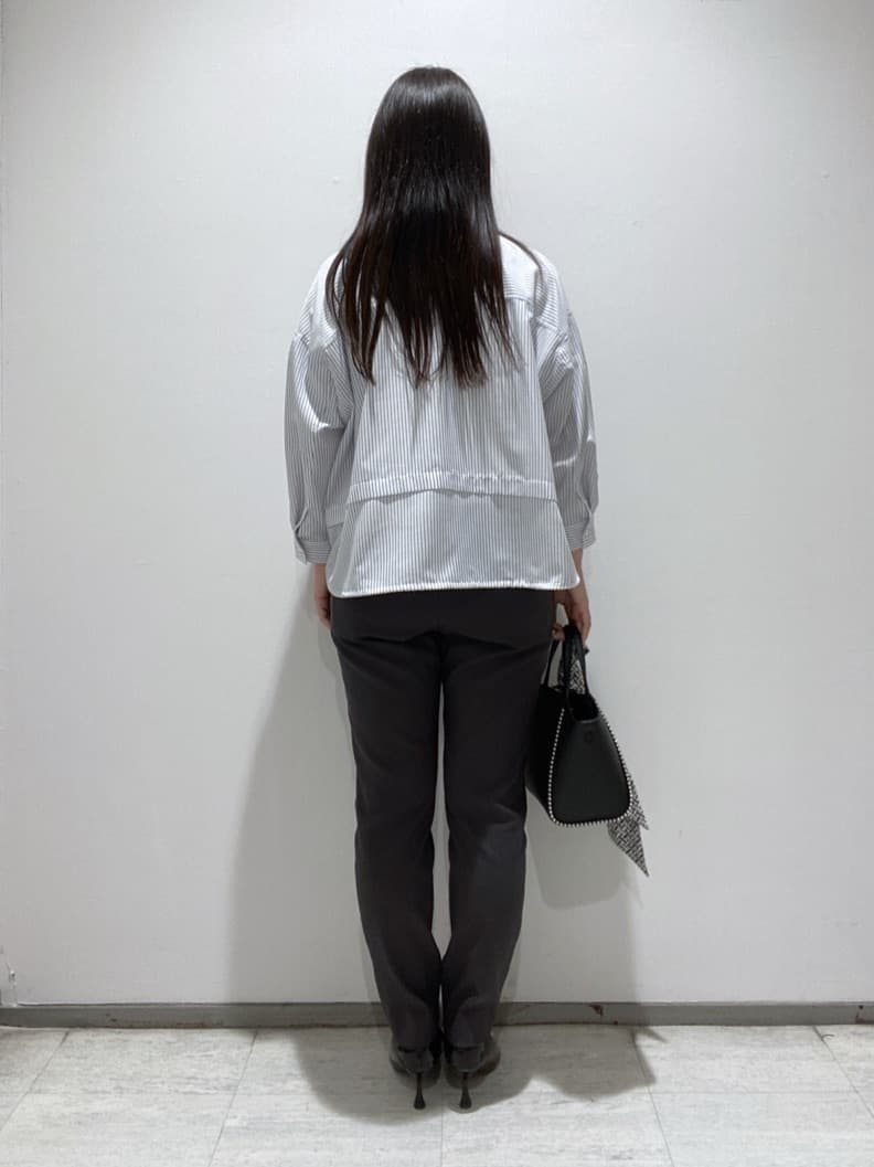 meiさんの「INDIVI｜【接触冷感／洗える／2WAY】ドロスト付 シアーシャンブレーシャツ」を使ったコーディネート