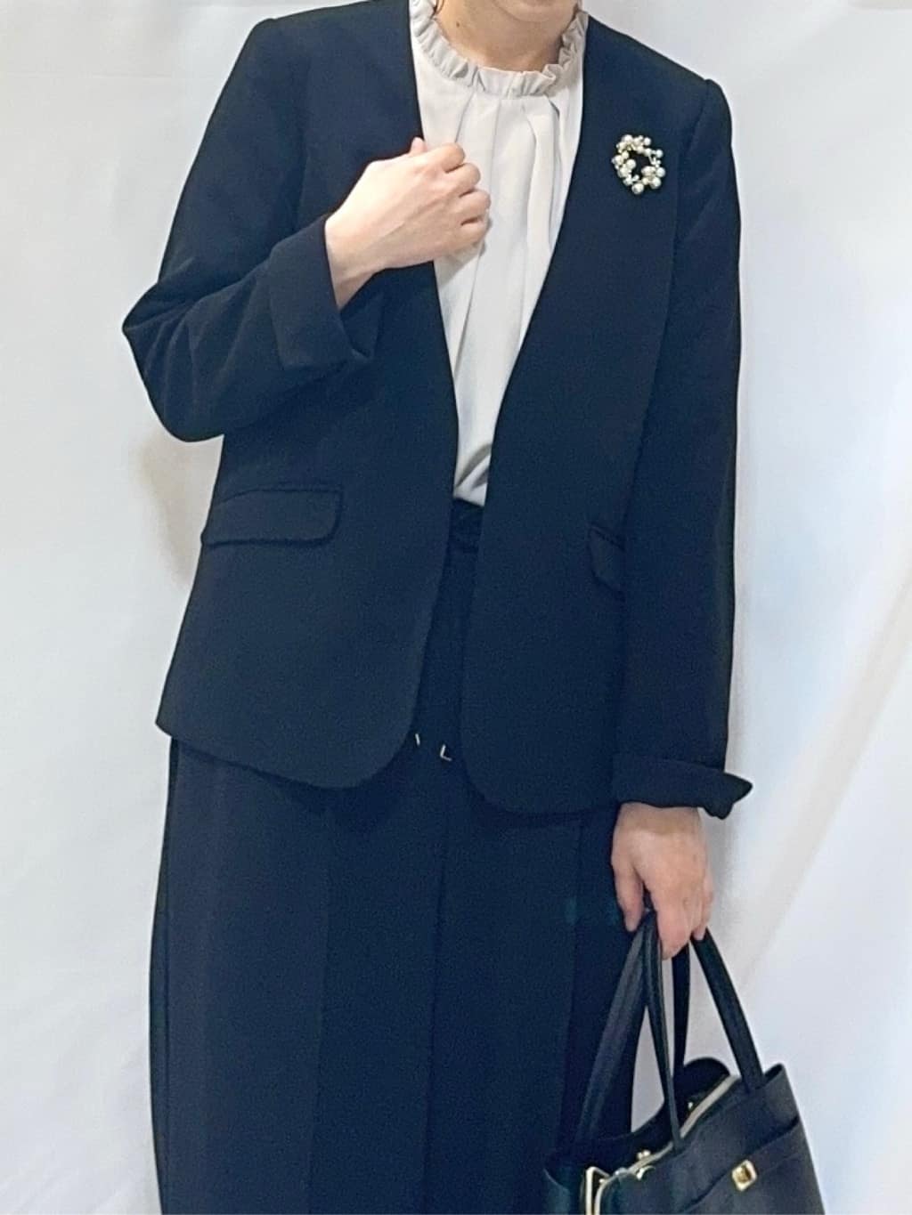 𝐇𝐢𝐫𝐨𝐦𝐢さんの「SHOO･LA･RUE｜【洗濯機可/セットアップ可/S-3L】きちんと楽に。カットジョーゼットノーカラージャケット」を使ったコーディネート