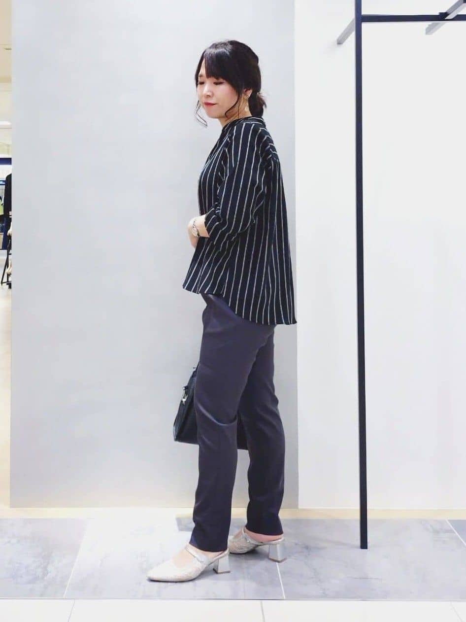 TOMOMIさんの「INDIVI｜【パンツ人気1位／褒められパンツ／洗える】ウエストゴムタックテーパードパンツ」を使ったコーディネート