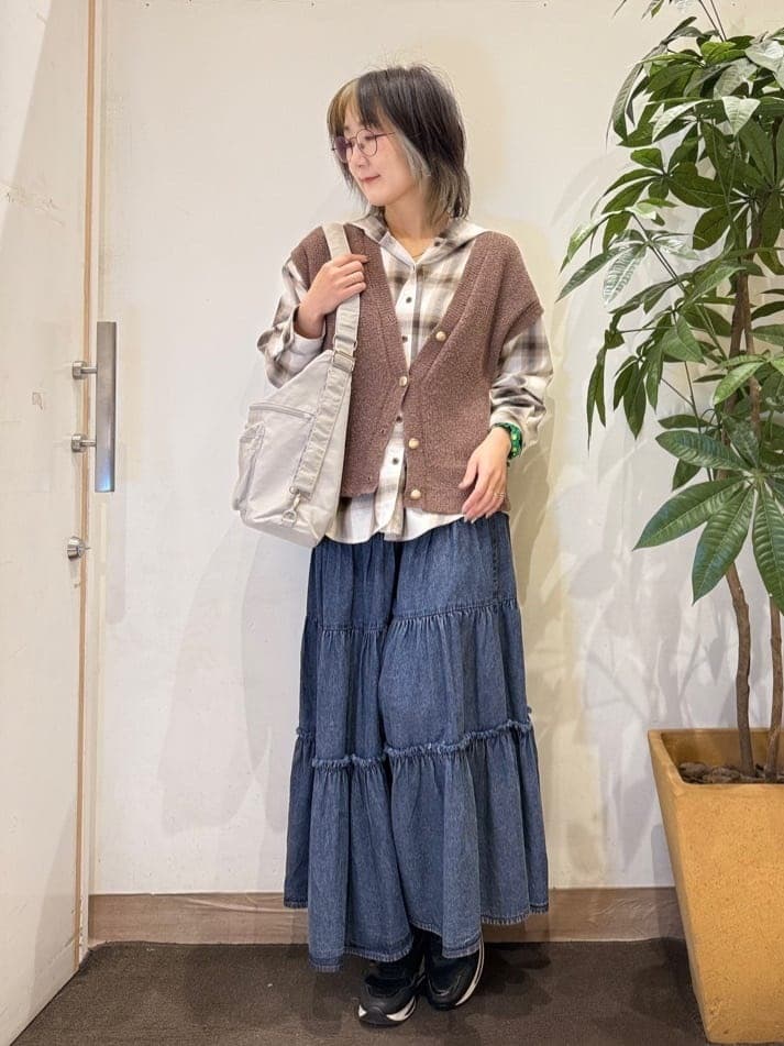misakiさんの「SHOO･LA･RUE｜【S-LL/洗濯機可】気軽にレイヤード 前開きざっくりニットベスト」を使ったコーディネート