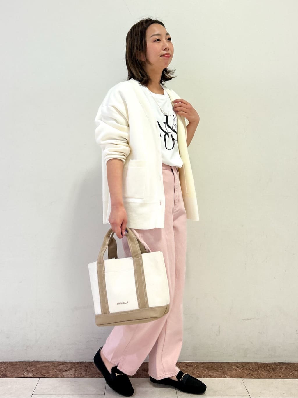 madokaさんの「OPAQUE.CLIP｜リラクシーロゴプリントTシャツ【洗濯機OK】」を使ったコーディネート