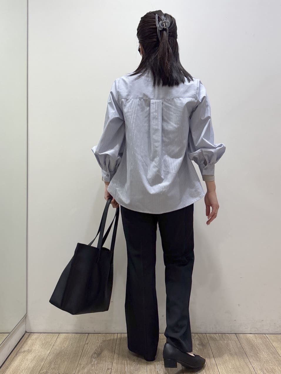 mameさんの「index｜フリルキーネックシャツ【洗濯機OK／イージーアイロン／防シワ】《XS～LL／7col》」を使ったコーディネート