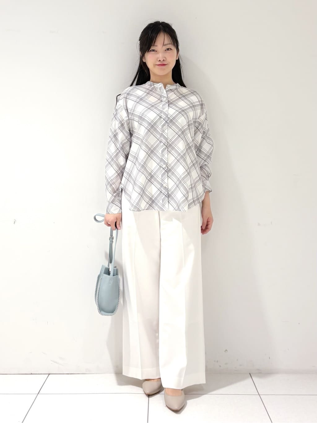momokoさんの「INDIVI｜【撥水／軽量】ミニマル スタンドカラーコート」を使ったコーディネート