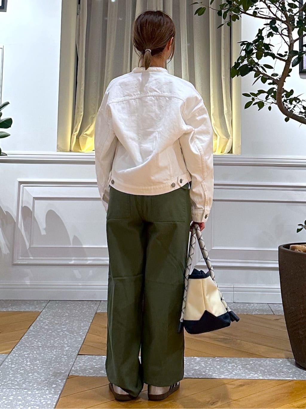なべこさんの「DRESSTERIOR｜【ウォッシャブル】バンドカラー ホワイトＧジャン」を使ったコーディネート