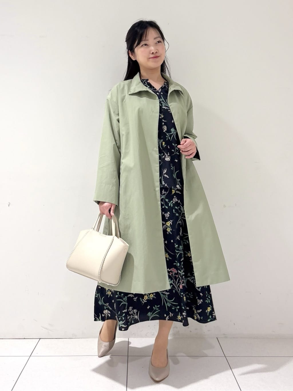 momokoさんの「INDIVI｜【撥水／軽量】ミニマル スタンドカラーコート」を使ったコーディネート