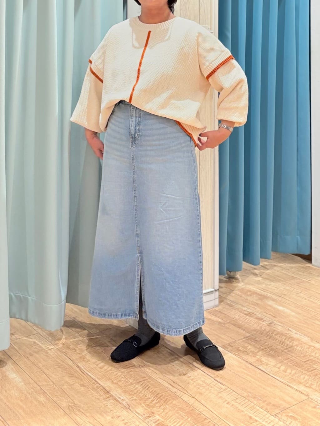 砂糖さんの「SHOO･LA･RUE｜【前後2WAY/S-LL】体型カバーもこなれ見えも叶う　ふんわりお袖の配色パイピングニット」を使ったコーディネート