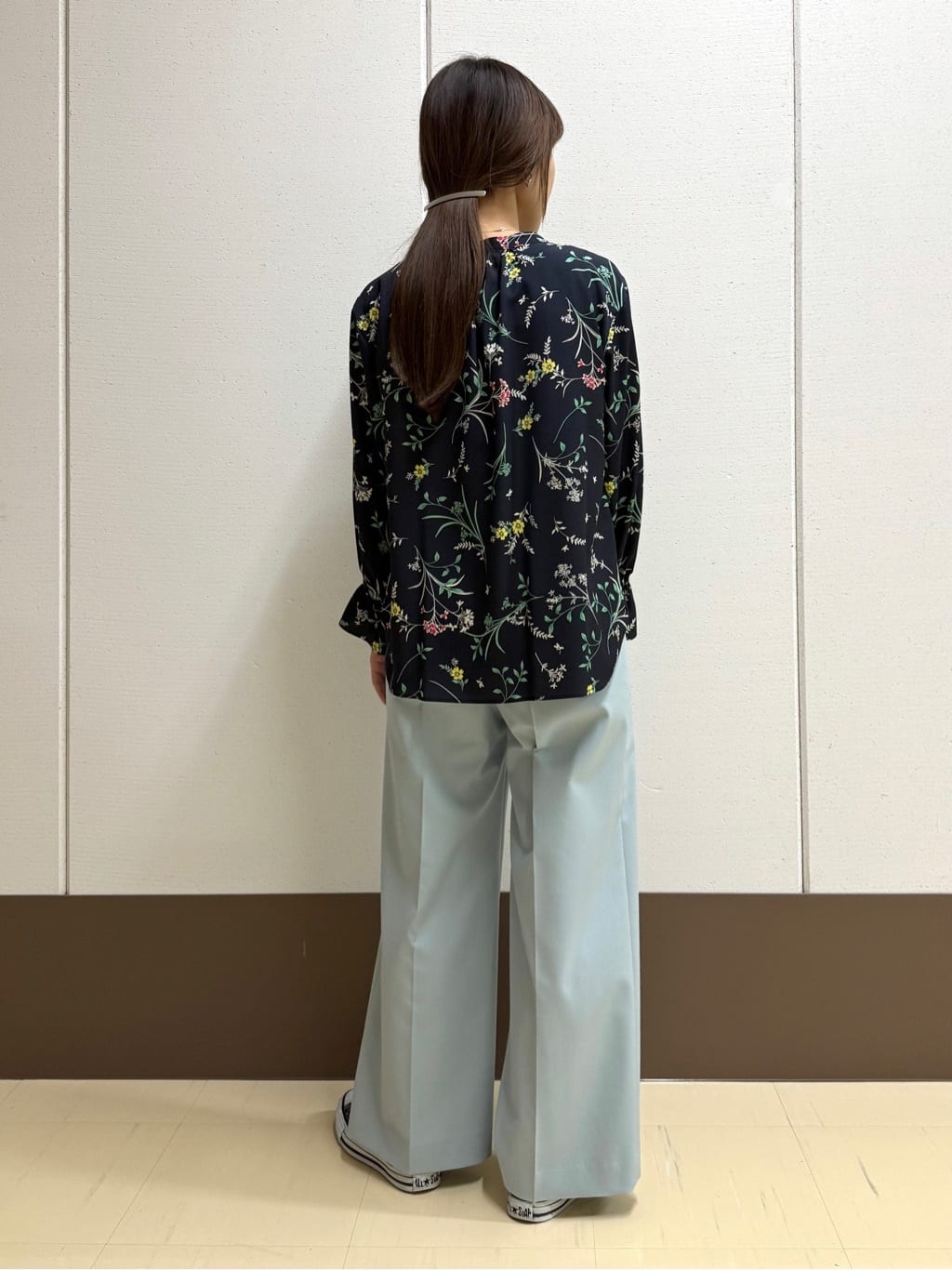 mamiさんの「INDIVI｜【SETUP可能】モダンフラワー柄キャンディスリーブブラウス」を使ったコーディネート