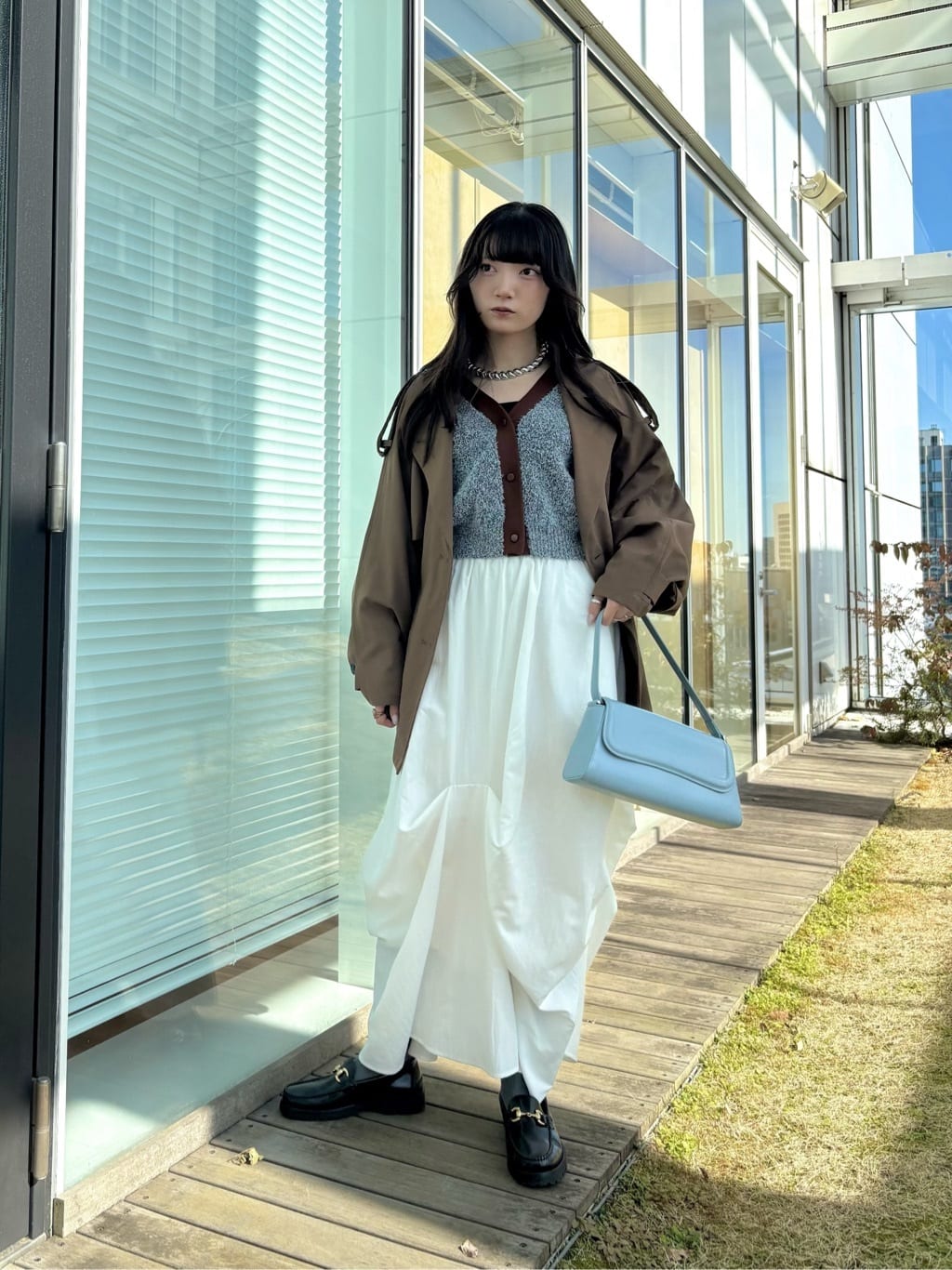 ibukiさんの「INDIVI｜ファンシーヤーンVネックカーディガン」を使ったコーディネート
