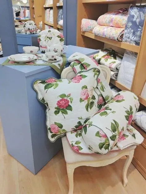 カミール柄 キルトマルチカバー 200×200cm（ベッド・寝具） | LAURA