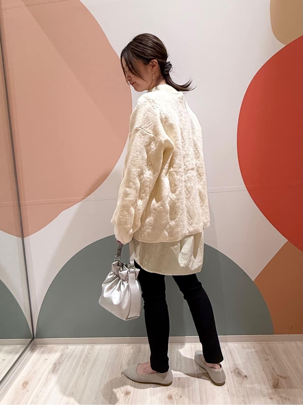 長女さんの「SHOO･LA･RUE｜【洗濯機可/S-LL】幾何柄風デザインがアクセント ゆるVネックカーディガン」を使ったコーディネート