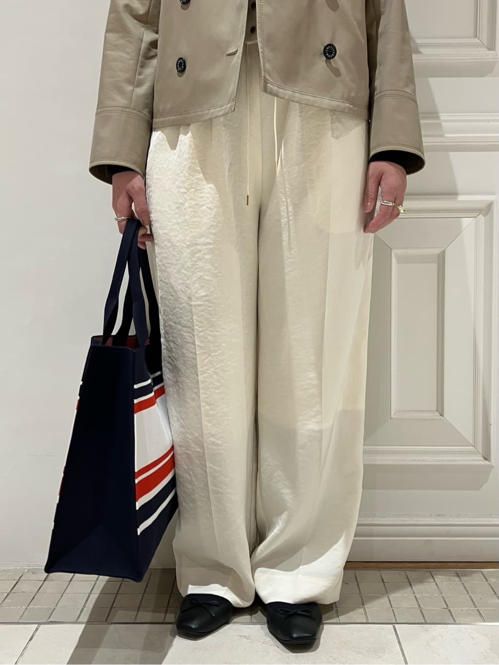 TAJIさんの「DRESSTERIOR｜【ウォッシャブル/撥水素材】Aラインショートトレンチジャケット」を使ったコーディネート