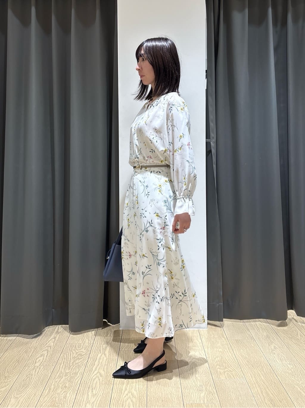 Yoshimiさんの「INDIVI｜【SETUP可能】モダンフラワー柄フレアスカート」を使ったコーディネート