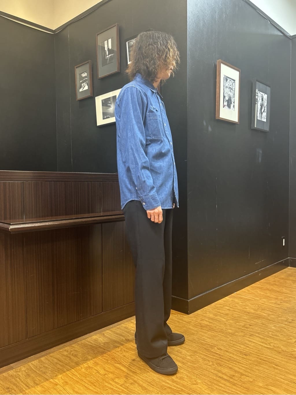 おーのさんの「TAKEO KIKUCHI｜【BOWLER HAT LABEL】Tエンブレム デニムシャツ」を使ったコーディネート