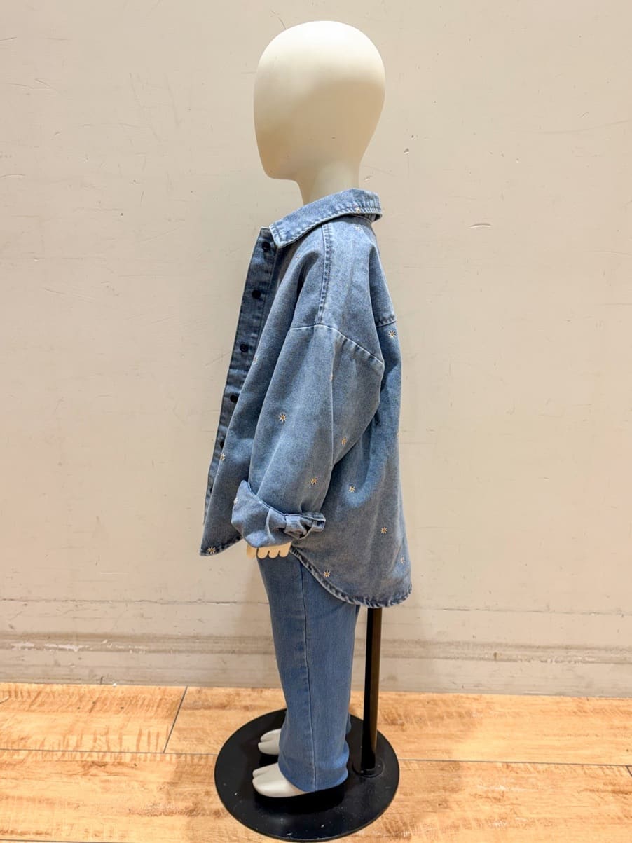Takayaさんの「SHOO･LA･RUE｜【100-150cm】フラワー刺繍デニムシャツ」を使ったコーディネート
