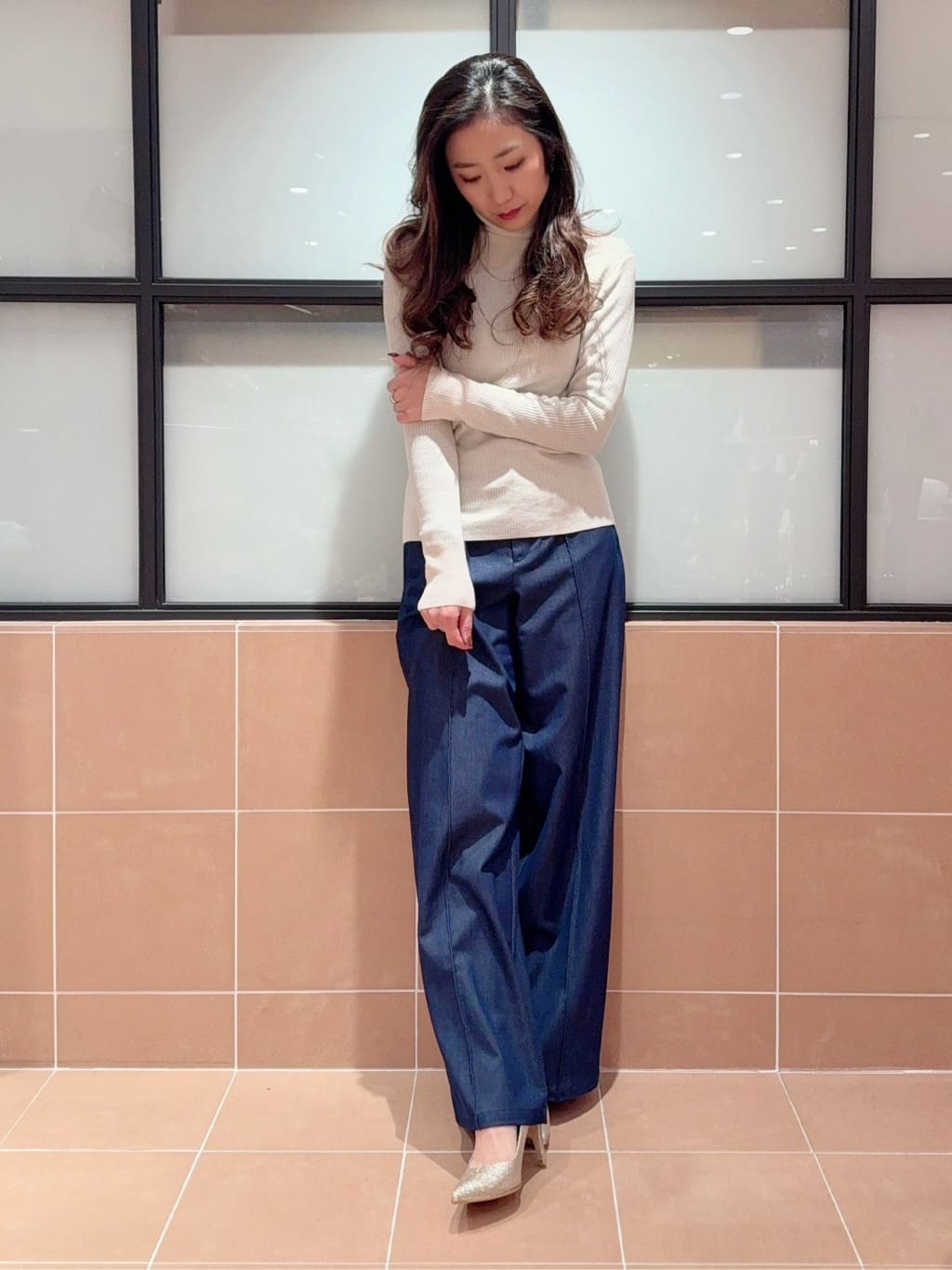 kaoriさんの「ESPERANZA｜◆【12時間パンプス】約8.5㎝／ラメ素材　歩きやすくて疲れにくい」を使ったコーディネート