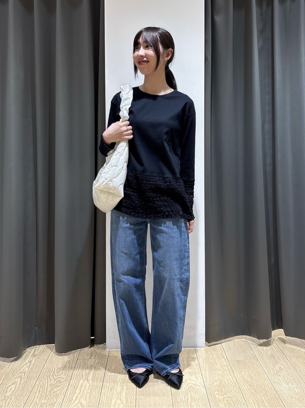 Yoshimiさんの「INDIVI｜【洗える／レイヤードにおすすめ】シャーリングレース ロングTシャツ」を使ったコーディネート