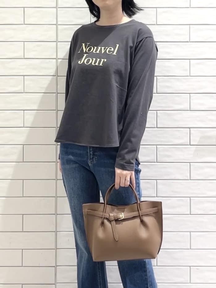 しおりさんの「OPAQUE.CLIP｜ロゴプリントロングTシャツ【洗濯機OK】」を使ったコーディネート