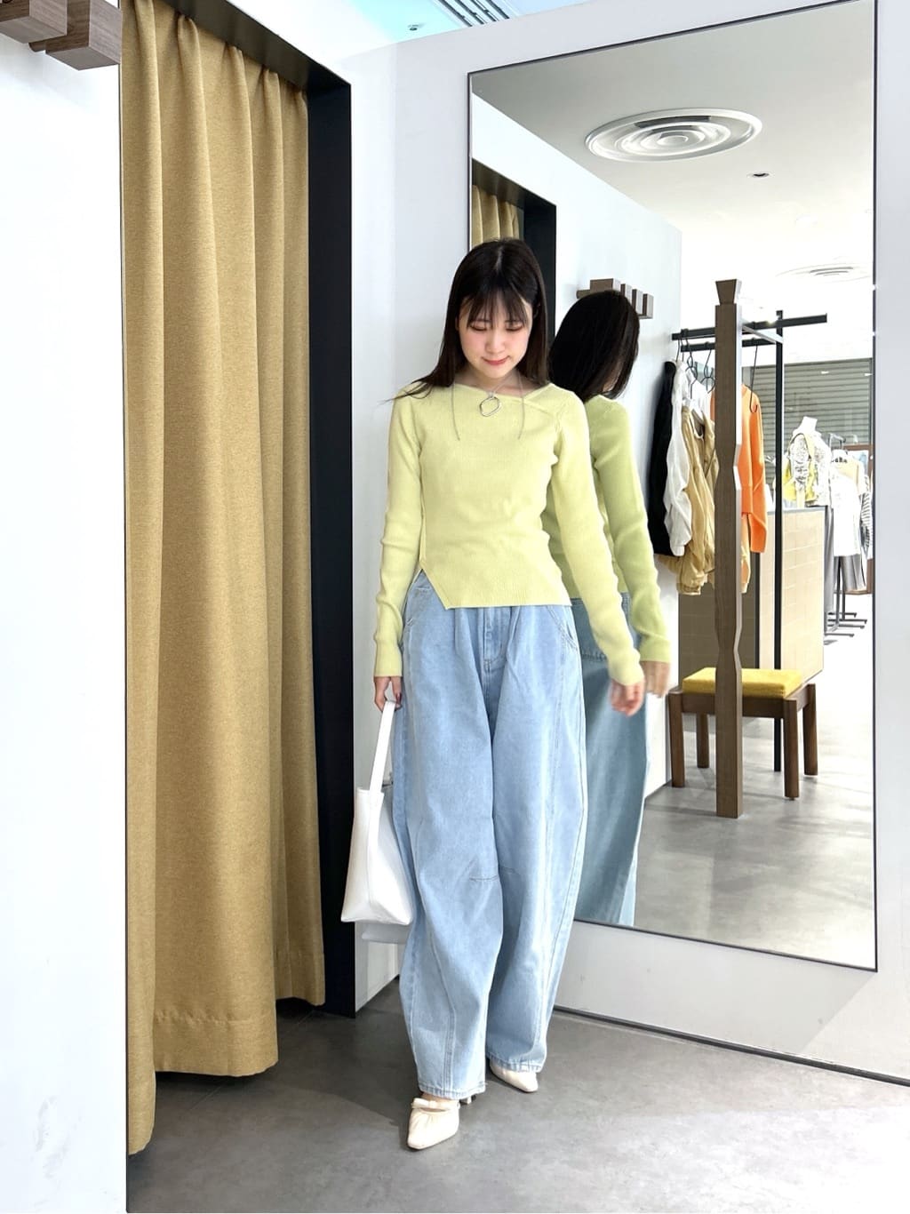 Renoさんの「INDIVI｜オフショルスリットリブニット」を使ったコーディネート