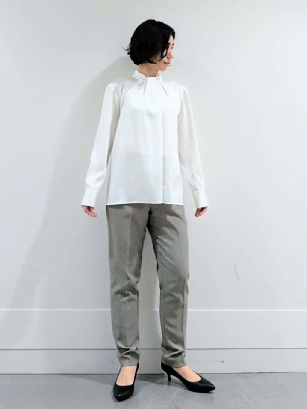ミズタさんの「UNTITLED｜【きれいめ/お仕事着】サテンドレープブラウス」を使ったコーディネート