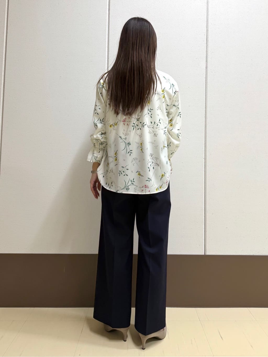 mamiさんの「INDIVI｜【SETUP可能】モダンフラワー柄キャンディスリーブブラウス」を使ったコーディネート