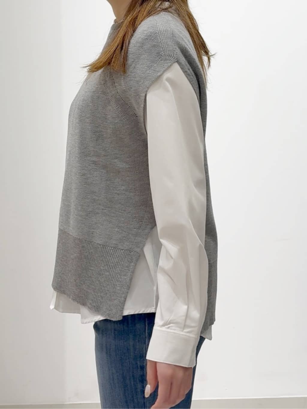しかっちさんの「grove｜【2点SET】一枚でコーデが決まる！ニットベスト&times;シャツSET」を使ったコーディネート