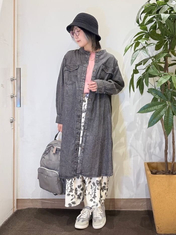 misakiさんの「SHOO･LA･RUE｜【ライトオンスデニム/S-LL/体型カバー】首元すっきり ワンピにもなるロングデニムシャツ」を使ったコーディネート