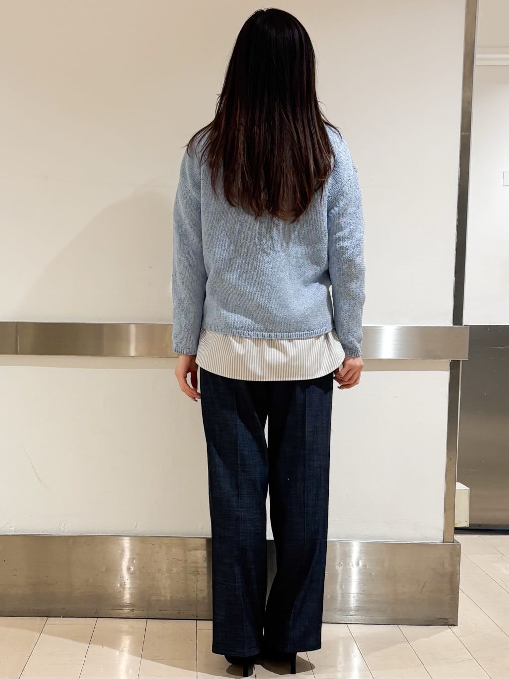 シオンさんの「COUP DE CHANCE｜【洗える】デニム調ストレートワイドパンツ」を使ったコーディネート
