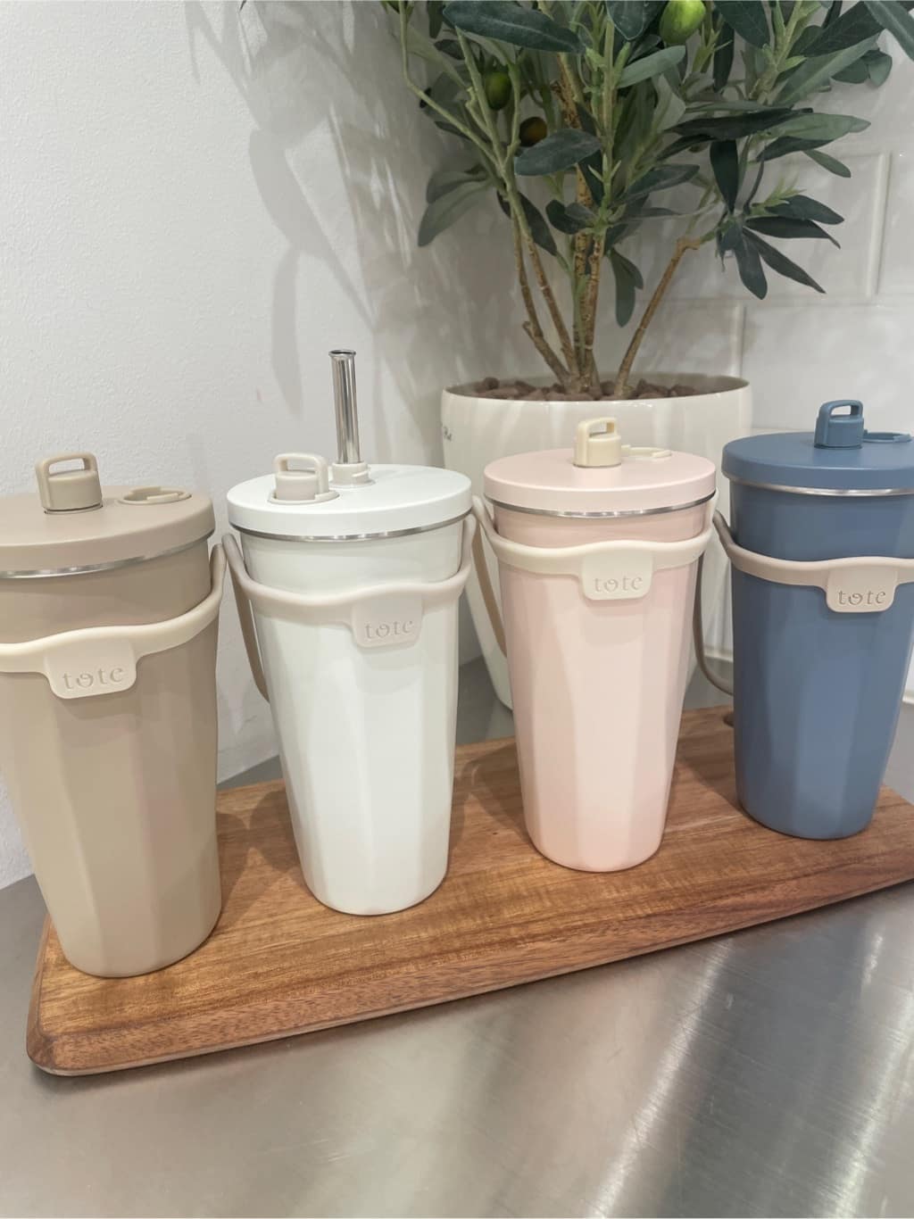まのちゃんさんの「212 KITCHEN STORE｜ストロー付2wayタンブラー470ml モカ」を使ったコーディネート