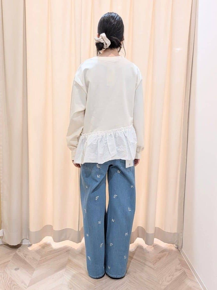 hinaさんの「SHOO･LA･RUE｜【洗濯機可】ほんのり甘い アシンメトリーフリルの上品トップス」を使ったコーディネート