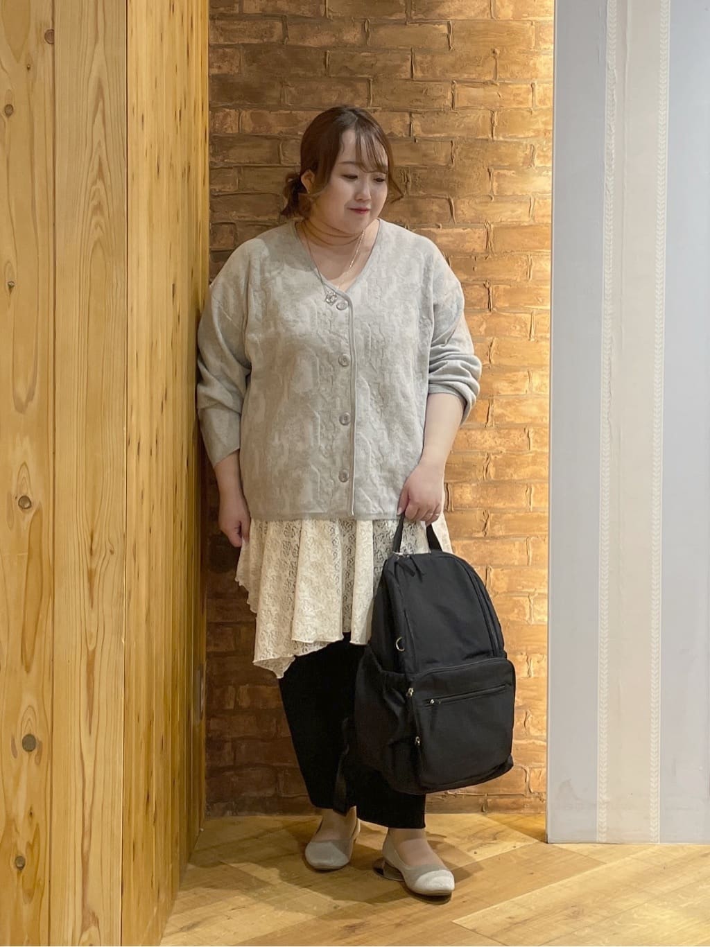 Risaさんの「SHOO･LA･RUE｜【洗濯機可/S-LL】幾何柄風デザインがアクセント ゆるVネックカーディガン」を使ったコーディネート