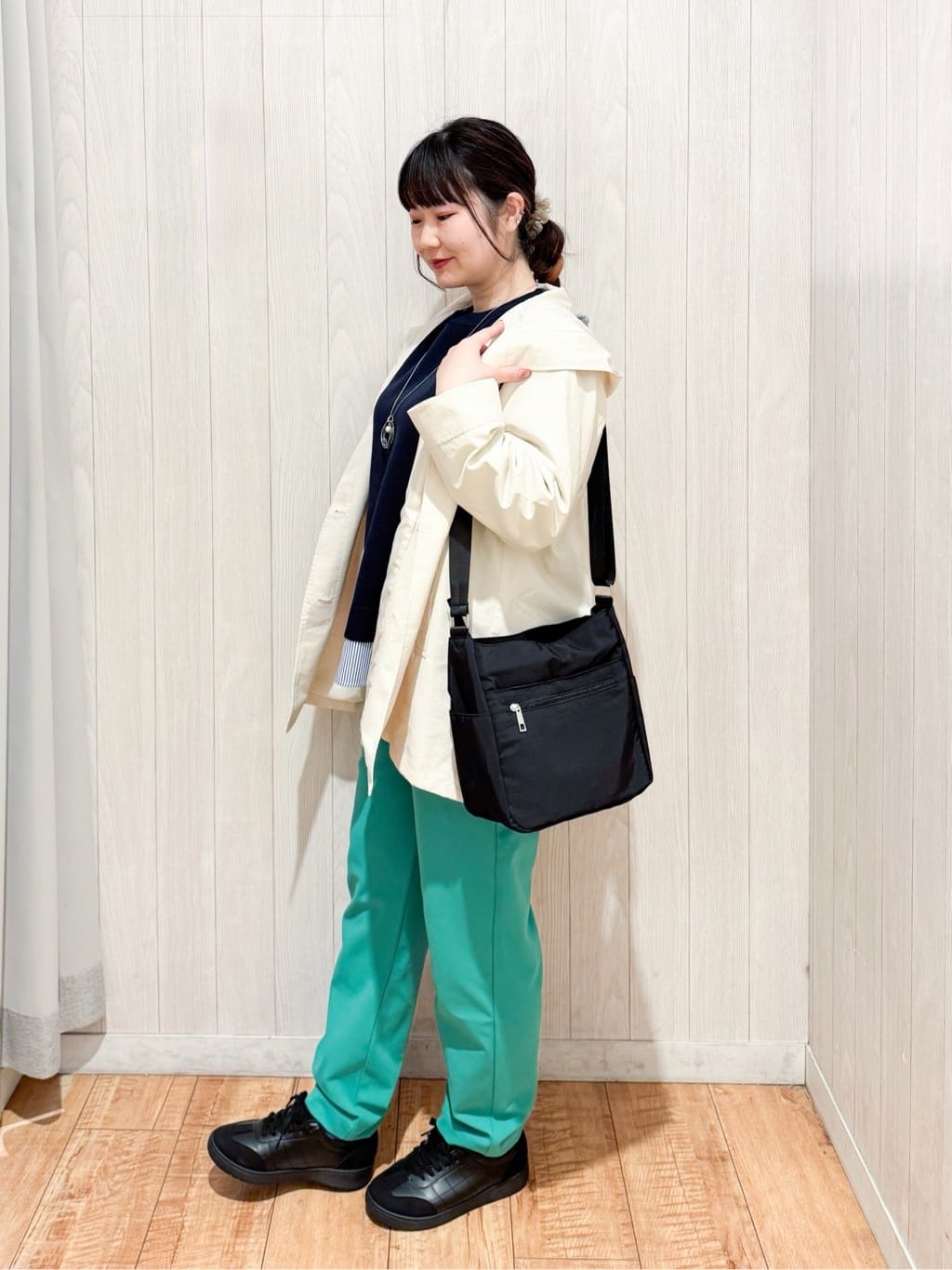 愛さんの「SHOO･LA･RUE｜【防花粉/洗濯機可/S-LL】ゆったり着られる 大人のテントフーディージャケット」を使ったコーディネート