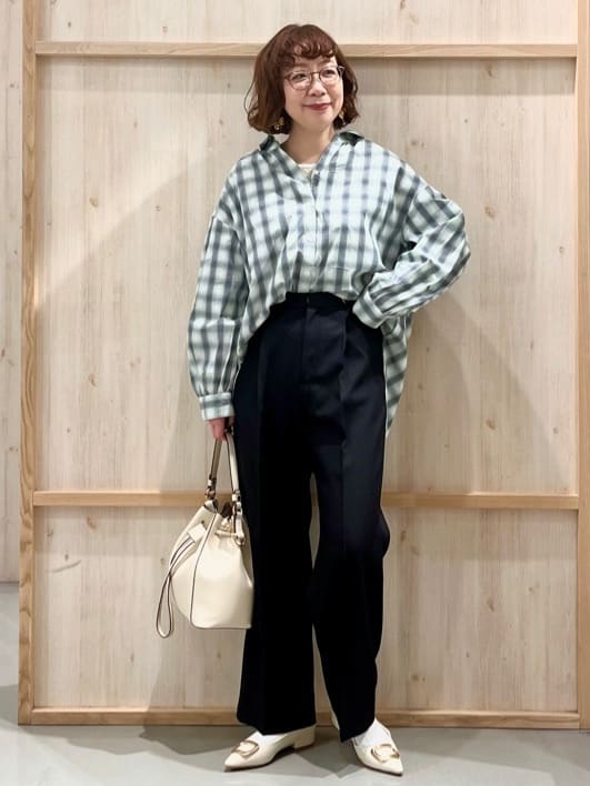 nakoさんの「THE SHOP TK｜【後ろ姿もサマになる】バックシャーリングシャツ」を使ったコーディネート