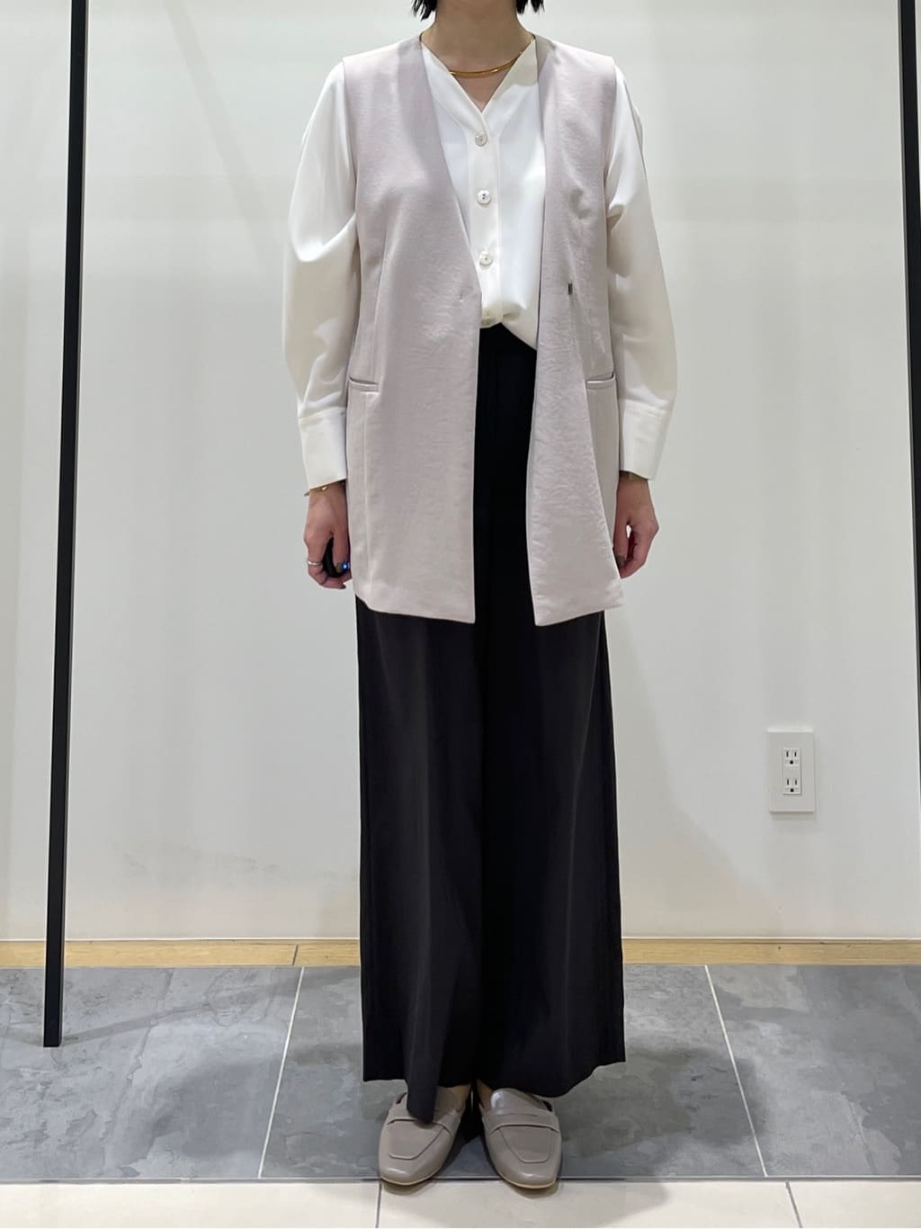 shihoさんの「INDIVI｜【洗える／UVケア／マットサテン】Vネックドルマンスリーブブラウス」を使ったコーディネート