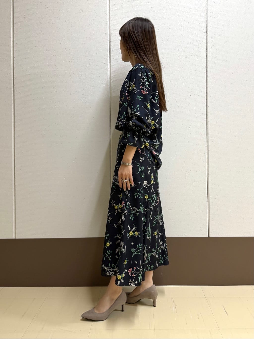 mamiさんの「INDIVI｜【SETUP可能】モダンフラワー柄キャンディスリーブブラウス」を使ったコーディネート