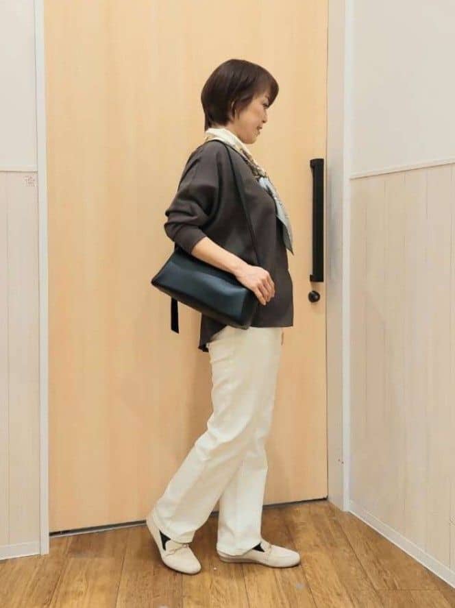 Kさんの「SHOO･LA･RUE｜【洗濯機可/SS-LL】すらっときれい見え 大人のストレッチストレートパンツ」を使ったコーディネート