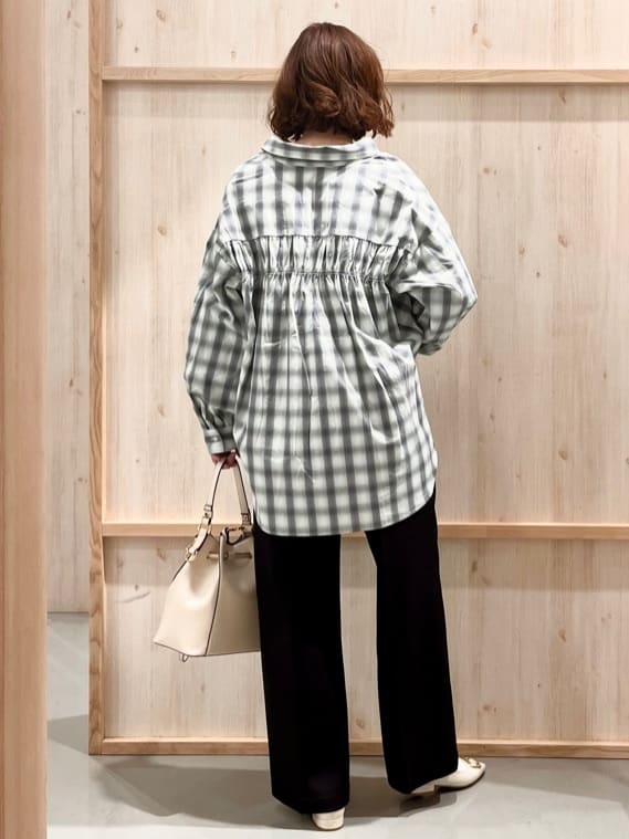 nakoさんの「THE SHOP TK｜【後ろ姿もサマになる】バックシャーリングシャツ」を使ったコーディネート