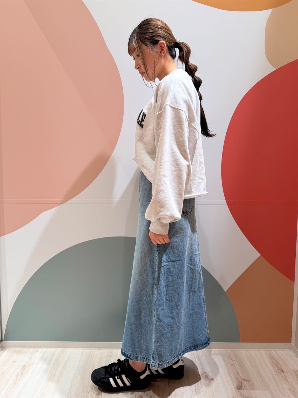 末っ子さんの「SHOO･LA･RUE｜【洗濯機可/S-LL】コーデの主役になる ロゴアソート 裏毛スウェット」を使ったコーディネート