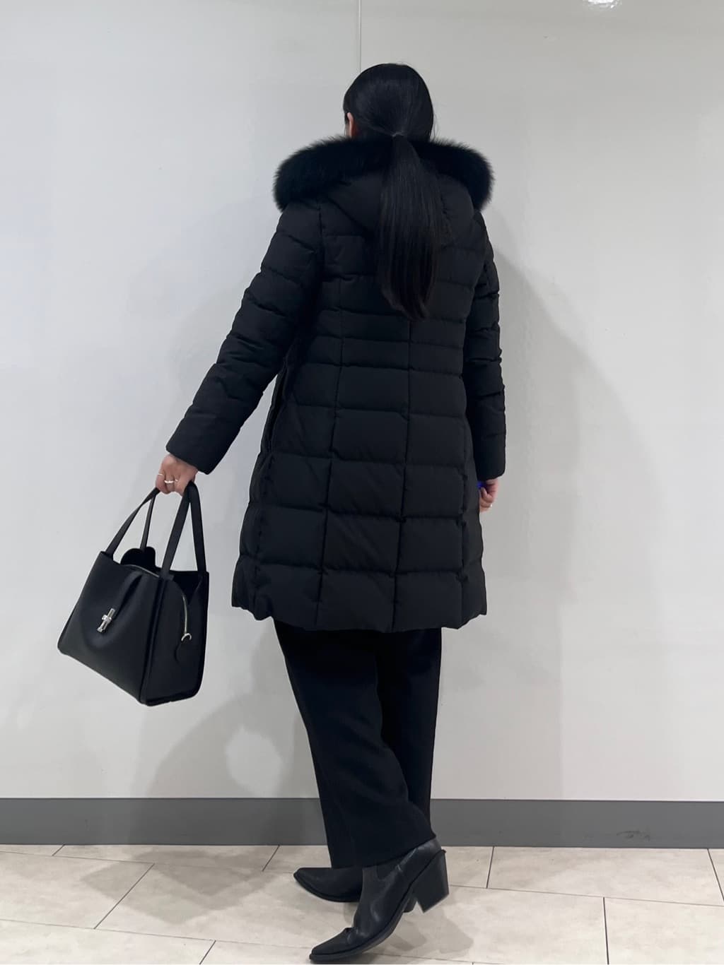hasuさんの「INDIVI｜【名品／撥水／抗菌防臭】ロング丈リサイクルダウンコート」を使ったコーディネート