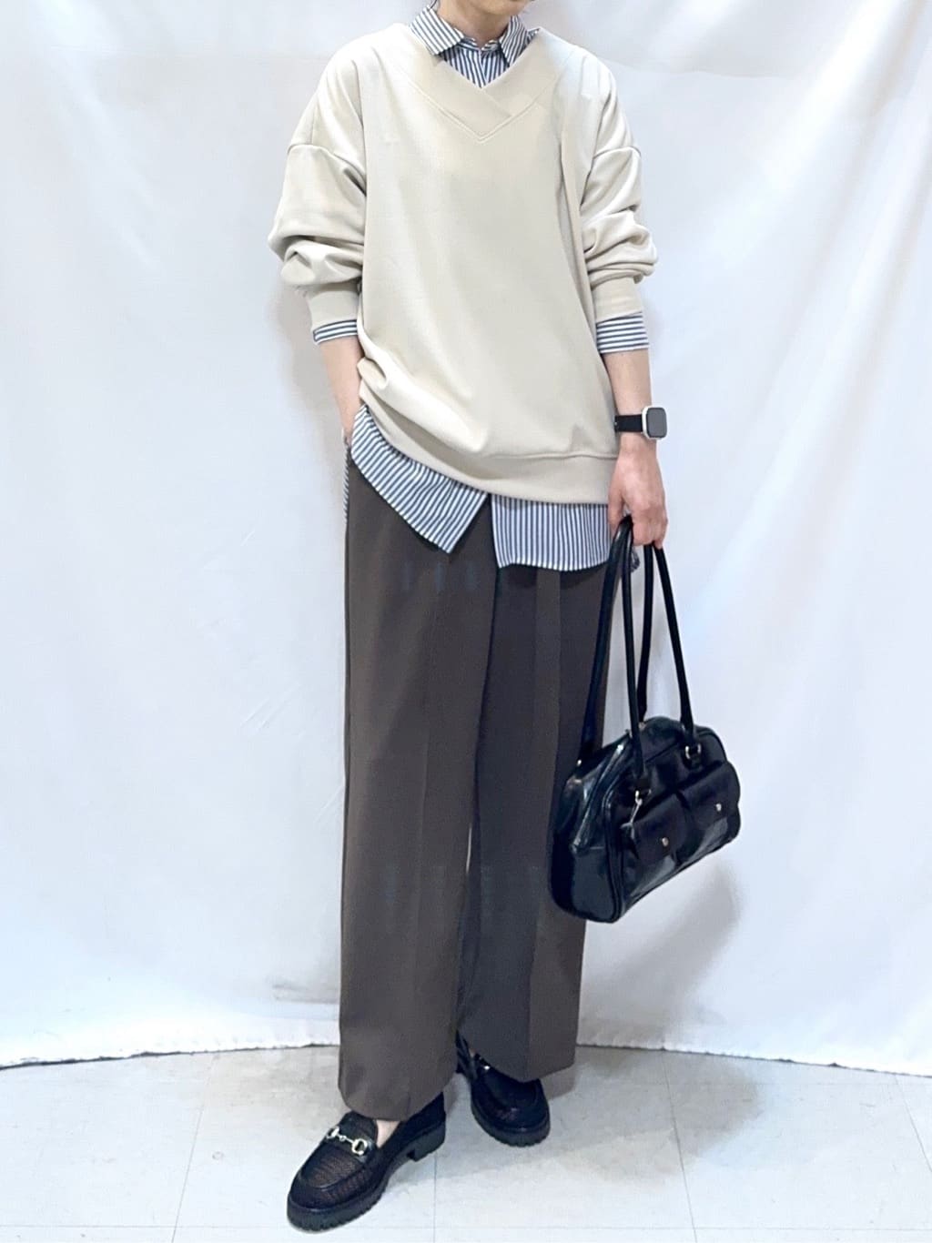 𝐇𝐢𝐫𝐨𝐦𝐢さんの「SHOO･LA･RUE｜【洗濯機可】インせずすっきり見え　優しい雰囲気のVネックトップス」を使ったコーディネート