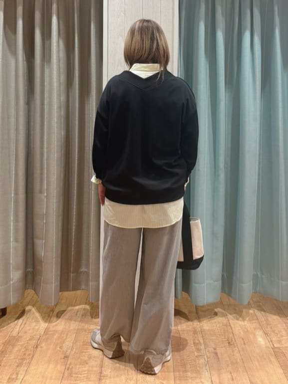 HANAさんの「SHOO･LA･RUE｜【洗濯機可】インせずすっきり見え　優しい雰囲気のVネックトップス」を使ったコーディネート