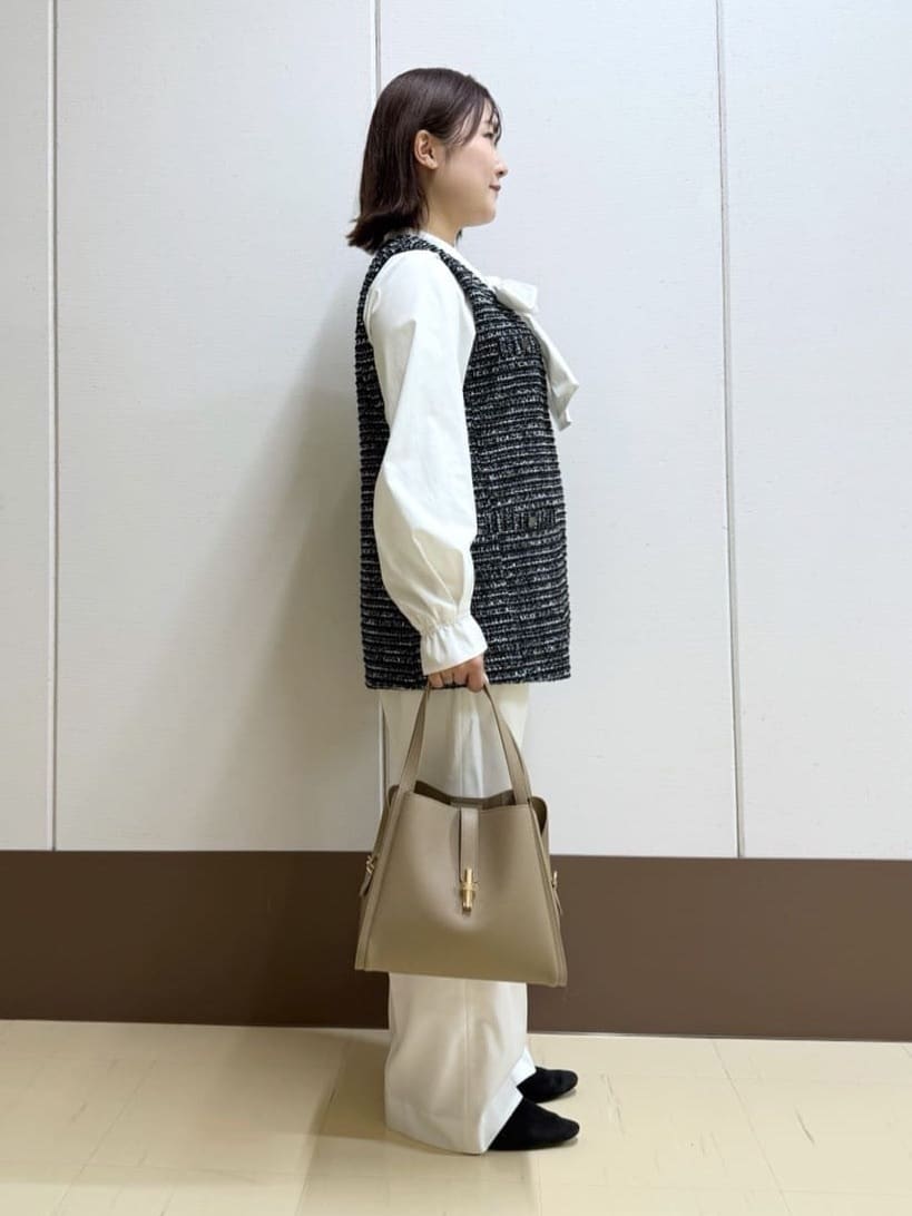 Rikoさんの「INDIVI｜【2点セット／洗える】ツイードジレ＆ボウタイブラウス」を使ったコーディネート